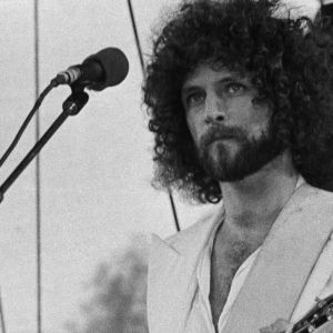 Lindsey Buckingham performing