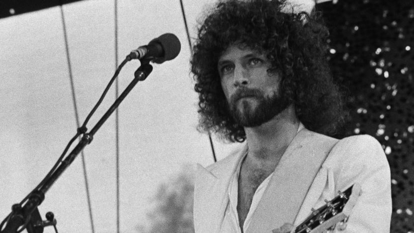 Lindsey Buckingham performing
