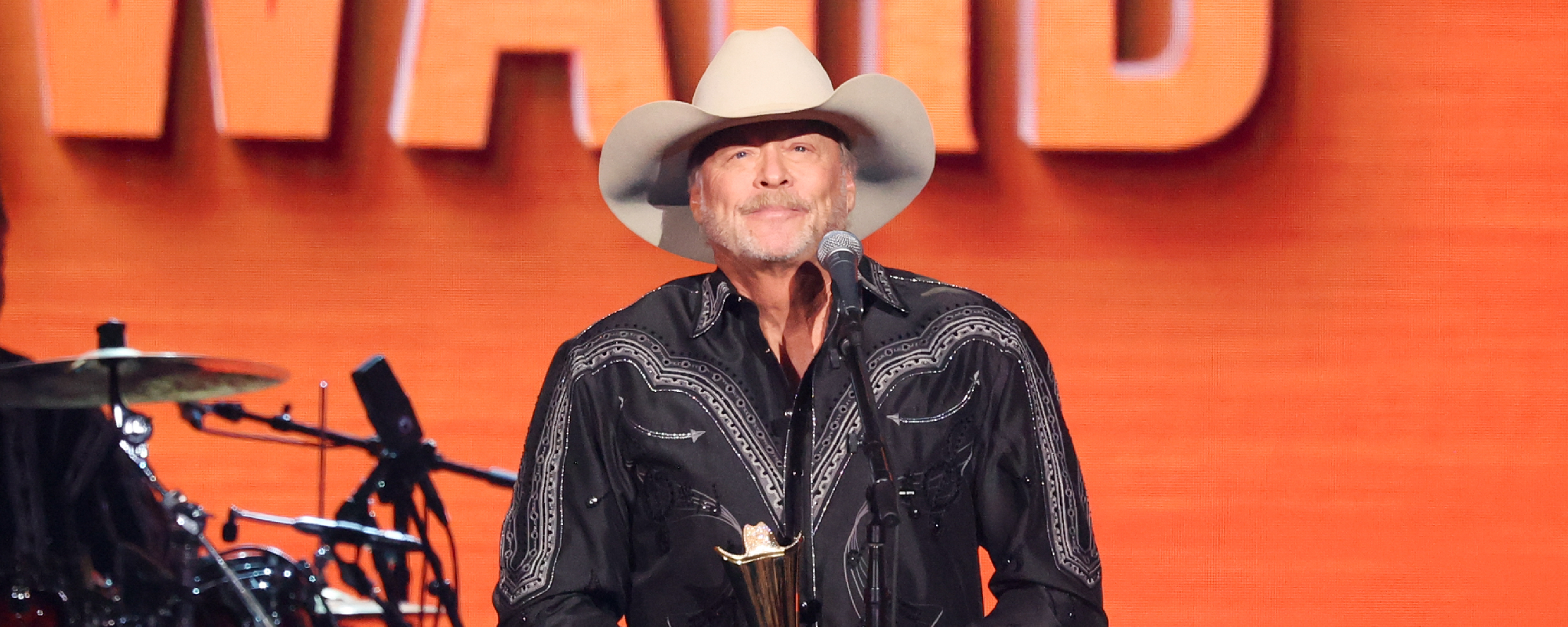 آلان جاكسون يحتفل بحفيدته الجديدة مع صورة حميمة