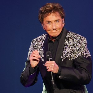 Barry Manilow Reveals the "Agony" of His Lung Cancer Battle