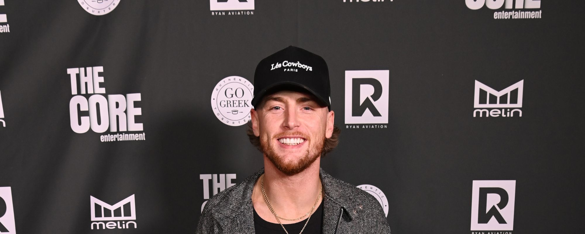 Country Star Makes Surprise Appearance at Beloved Boston Bar, Picks up Everyone’s Tab After Sold-Out Show