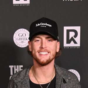 Country Star Makes Surprise Appearance at Beloved Boston Bar, Picks up Everyone’s Tab After Sold-Out Show