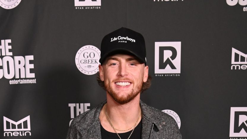 Country Star Makes Surprise Appearance at Beloved Boston Bar, Picks up Everyone’s Tab After Sold-Out Show