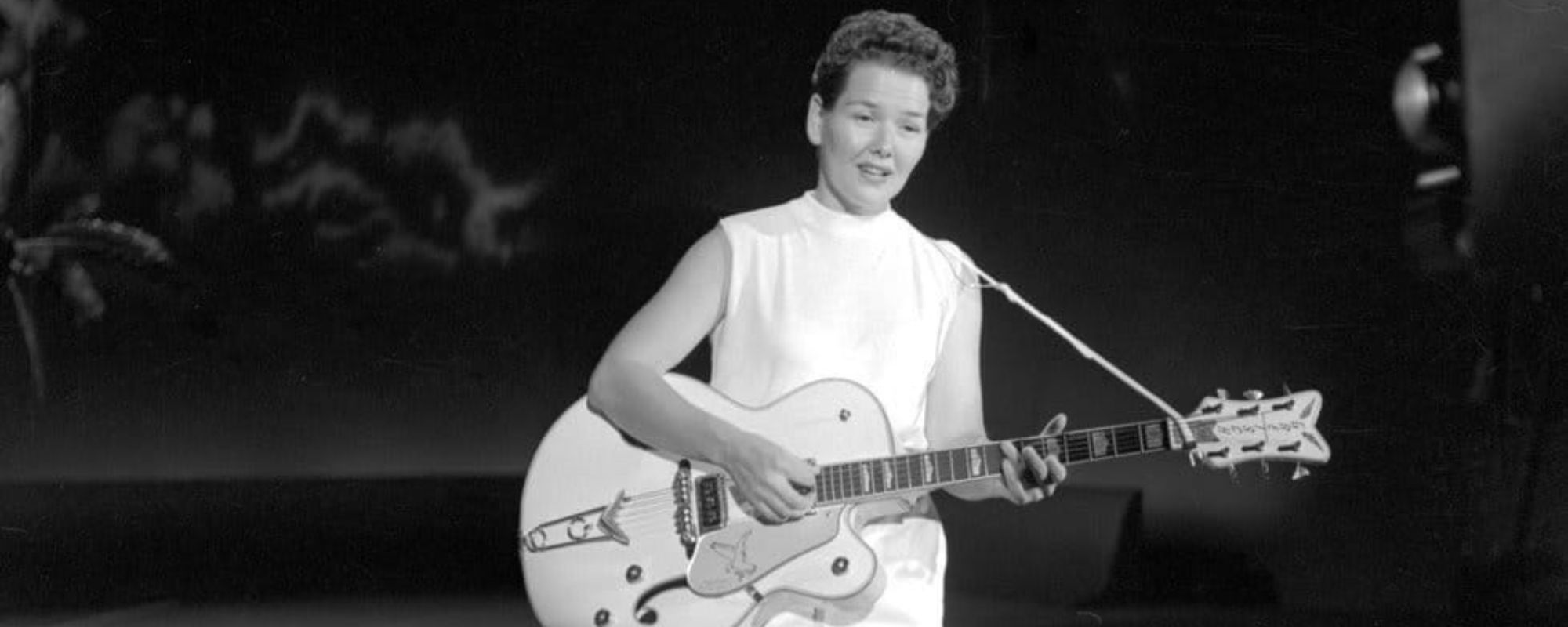 Born on This Day in 1923, the Barrier-Breaking Female Who Became One of Country Music’s First-Ever Crossover Stars