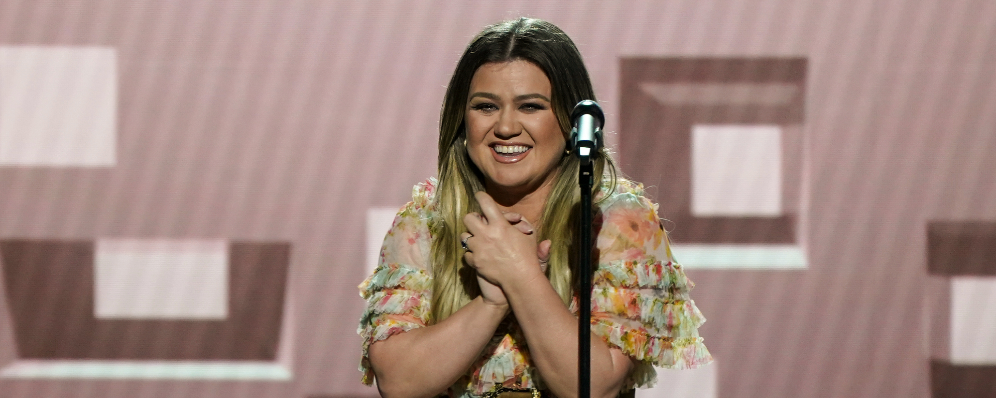 Kelly Clarkson Singing This Garth Brooks No. 1 Hit While Garth Fights Back Tears Is One of the Most Powerful Moments in Music