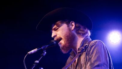 Colter Wall Mourns Loss of Beloved Bassist: ”Stood Beside Me for 10 Years”