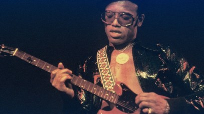 Bobby Womack performs on stage in 1976 in Amsterdam, Netherlands. He plays a left-handed Gibson Les Paul Junior guitar. (Photo by Gijsbert Hanekroot/Redferns)