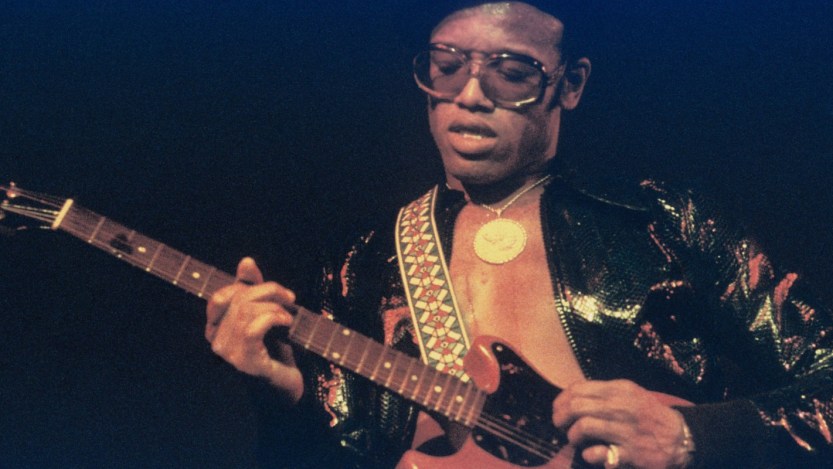Bobby Womack performs on stage in 1976 in Amsterdam, Netherlands. He plays a left-handed Gibson Les Paul Junior guitar. (Photo by Gijsbert Hanekroot/Redferns)