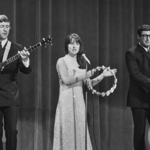 Pop group The Seekers onstage during a Royal Variety Show rehearsal performance, London, from left: Keith Potger, Bruce Woodley, Judith Durham and Athol Guy, November 14th 1966. (Photo by Larry Ellis/Daily Express/Hulton Archive/Getty Images)