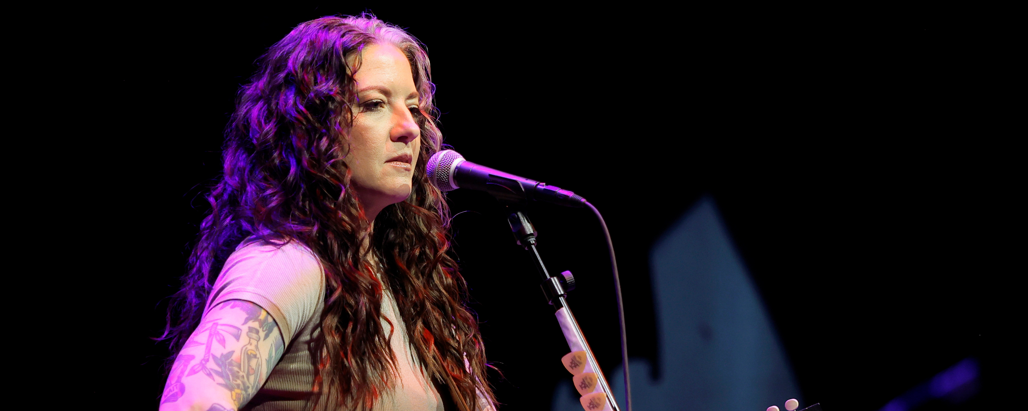 آشلي ماكبرايد تبكي أوبري بأكملها بأداء “Bible and a .44”.