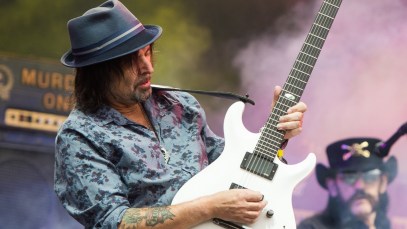 GLASTONBURY, ENGLAND - JUNE 26: Phil Campbell and Lemmy Kilmister (R) of Motorhead perform at the Glastonbury Festival at Worthy Farm, Pilton on June 26, 2015 in Glastonbury, England. (Photo by Samir Hussein/Redferns via Getty Images)