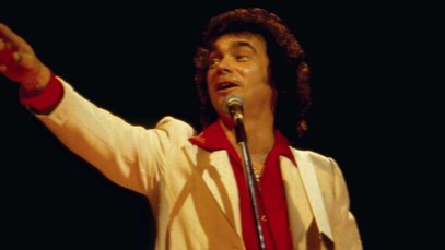 Country singer Ronnie Prophet on stage, 1983. (Photo by David Redfern/Redferns/Getty Images)