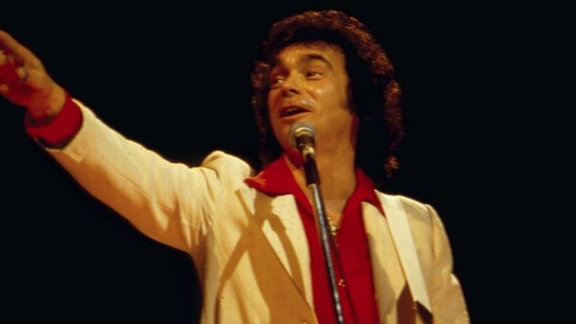 Country singer Ronnie Prophet on stage, 1983. (Photo by David Redfern/Redferns/Getty Images)