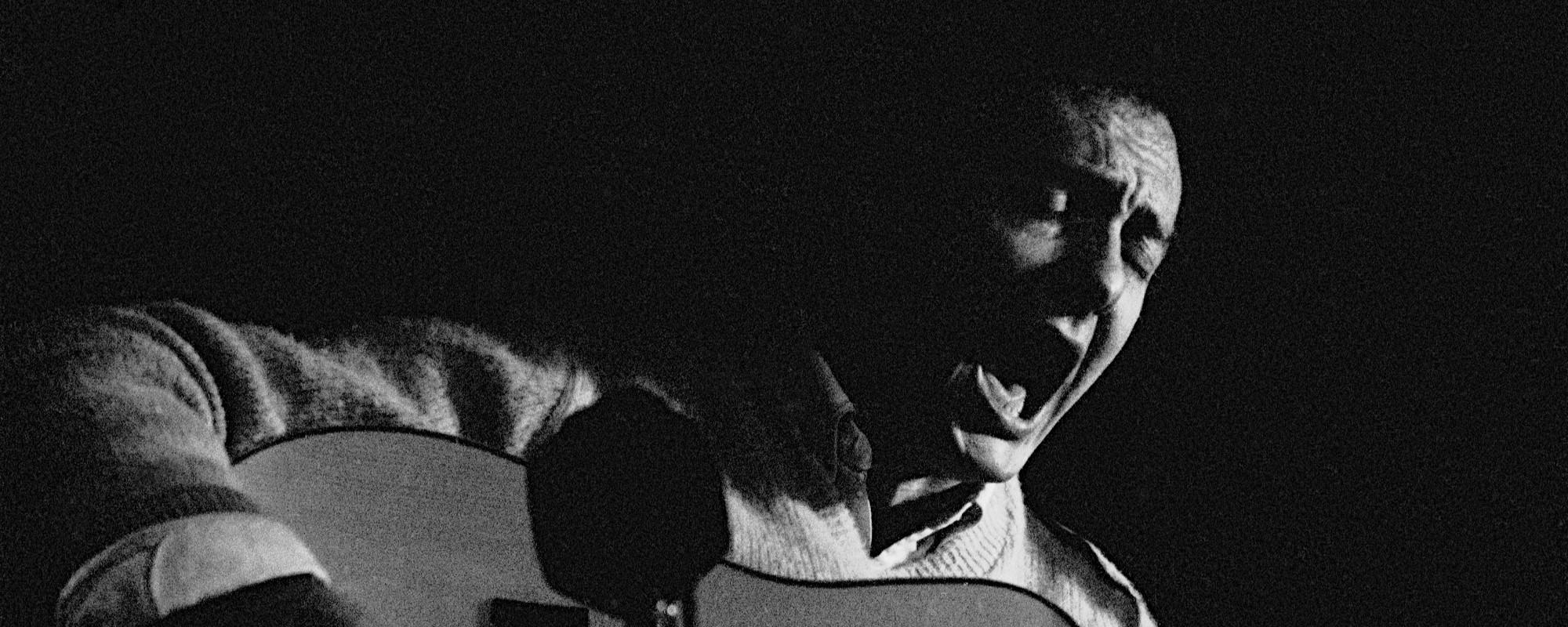 4 أغنيات مشهورة للمغني وكاتب الأغاني الشعبي المؤثر فريد نيل