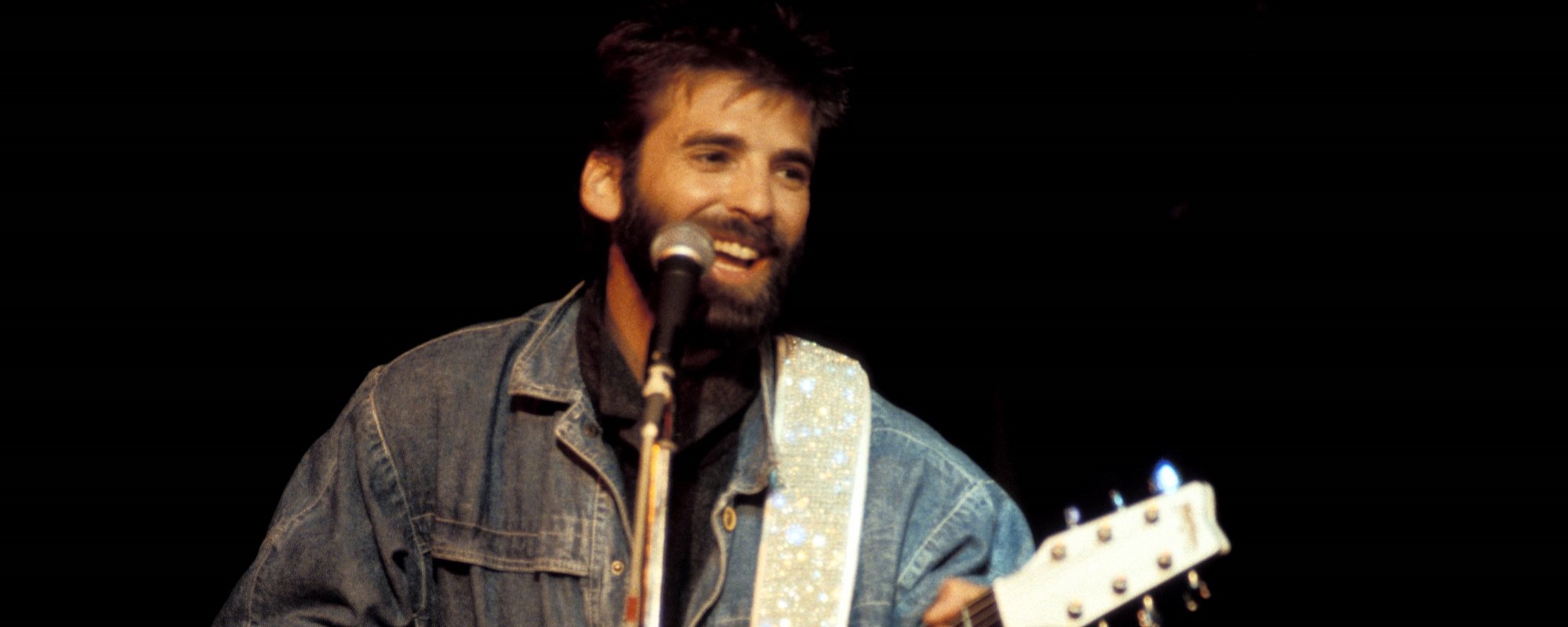 على المخططات في عام 1984، سجل كيني لوجينز رقمه الأول الوحيد مع نغمة الموسيقى التصويرية الجذابة لفيلم Kevin Bacon الرائج.