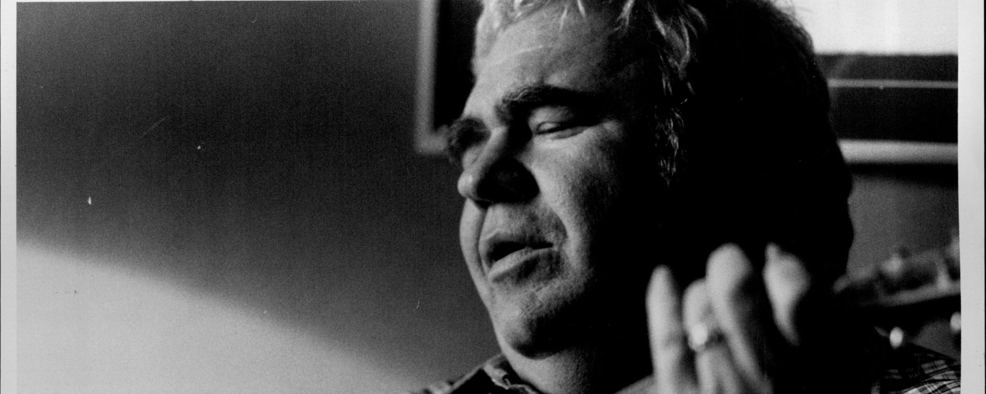 Born on This Day in 1938, the Country-Folk Hitmaker and ‘Gremlins’ Star Whose Mom Penned an Elvis Presley Hit