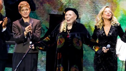 Joni Mitchell Delivers Iconic "Big Yellow Taxi" at Juno Awards With Special Guests