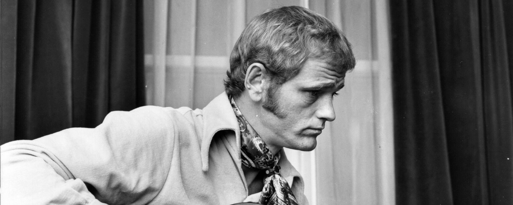 Born on This Day in 1937, the “Guitar Man” and Country Music Hitmaker Who Starred Alongside Burt Reynolds in This Beloved 1977 Action-Comedy