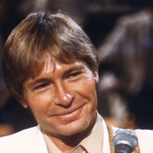 On This Day in 1975, John Denver Recorded Two Chart-Topping Hits—Including a Heartfelt Tribute to His Wife