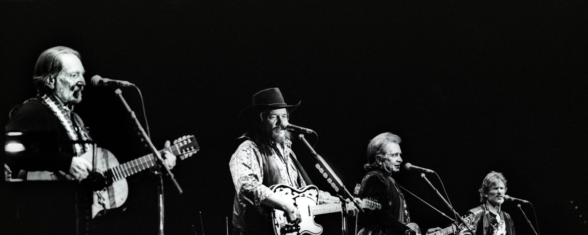 إنه رسمي (نوعًا ما) – تم اختيار هذا الخارج عن القانون الرائد كأفضل مغني ريفي على الإطلاق