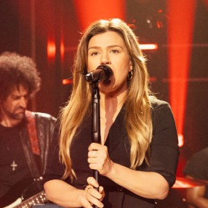 Kelly Clarkson Honors Tanya Tucker With "It's A Little Too Late" Cover At Rodeo Houston