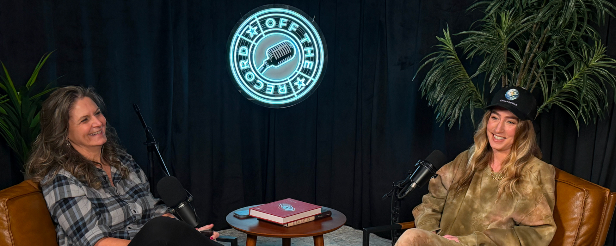 تناقش إنغريد أندرس كيف ألهمت “الكراهية” التي تلقتها من أداء نشيدها الوطني واسع الانتشار أغنيتها المنفردة الجديدة (خارج السجل، الحلقة 10)