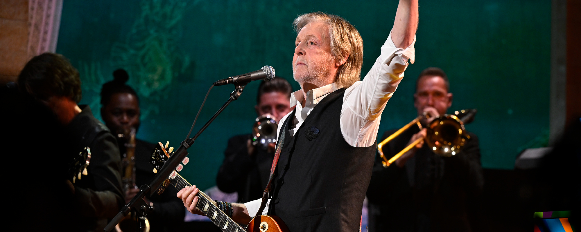 83-Year-Old Paul McCartney Brings Unparalleled Energy to This Sing-Along “Hey Jude” Performance, Proving Age Ain’t Nothing but a Number
