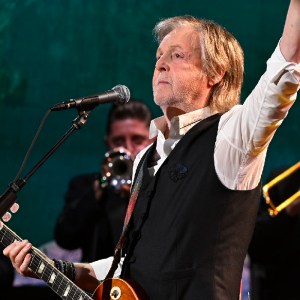Watch Paul McCartney Lead Crowd in "Hey Jude" in Los Angeles