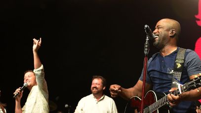 Scotty McCreery Surprises London Crowd by Bringing Out Darius Rucker for "Wagon Wheel", Live Debut of "Bottle Rockets”