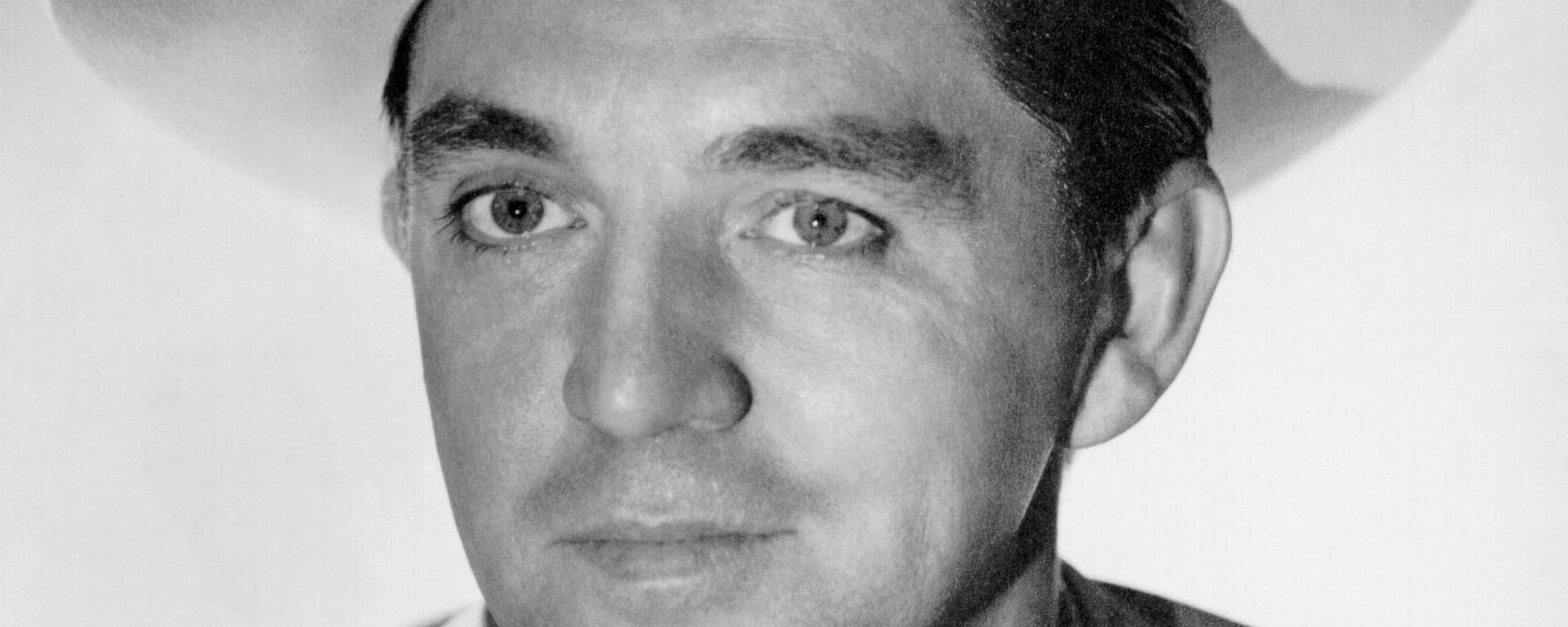 في مثل هذا اليوم من عام 1989، فقدنا واحدًا من أوائل مغنيي موسيقى الريف “Singing Cowboys”، والذي ترشح لاحقًا لمنصب الرئيس