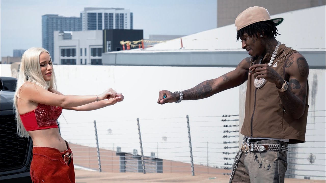 يفاجئ مغني الراب NBA YoungBoy مغني الريف بتسليم حيوان غامض