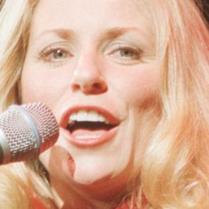 Deana Carter performing in 1996