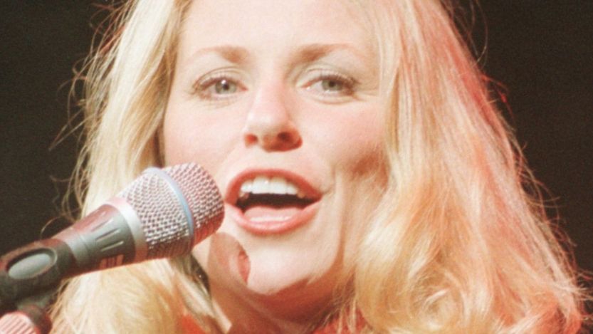 Deana Carter performing in 1996