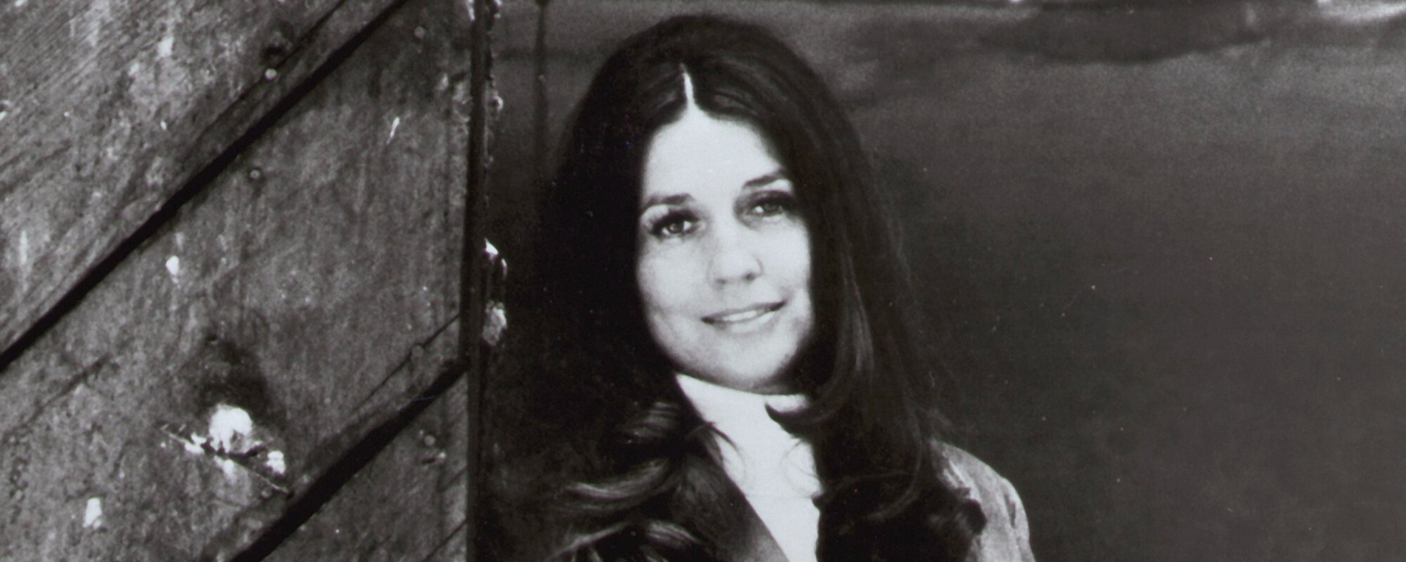 ولدت في مثل هذا اليوم عام 1933، الفنانة التي سجلت لأول مرة أكبر أغنية لجوني كاش وكانت واحدة من أوائل النساء اللاتي مثلن موسيقى الريف على شاشة التلفزيون.