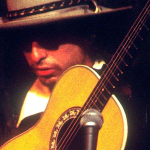 Bob Dylan performing in 1975