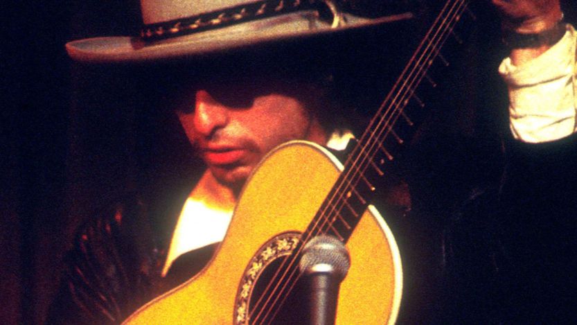 Bob Dylan performing in 1975