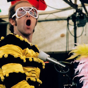 4 Elton John Songs From the 1970s That I Obsessively Listen to Today