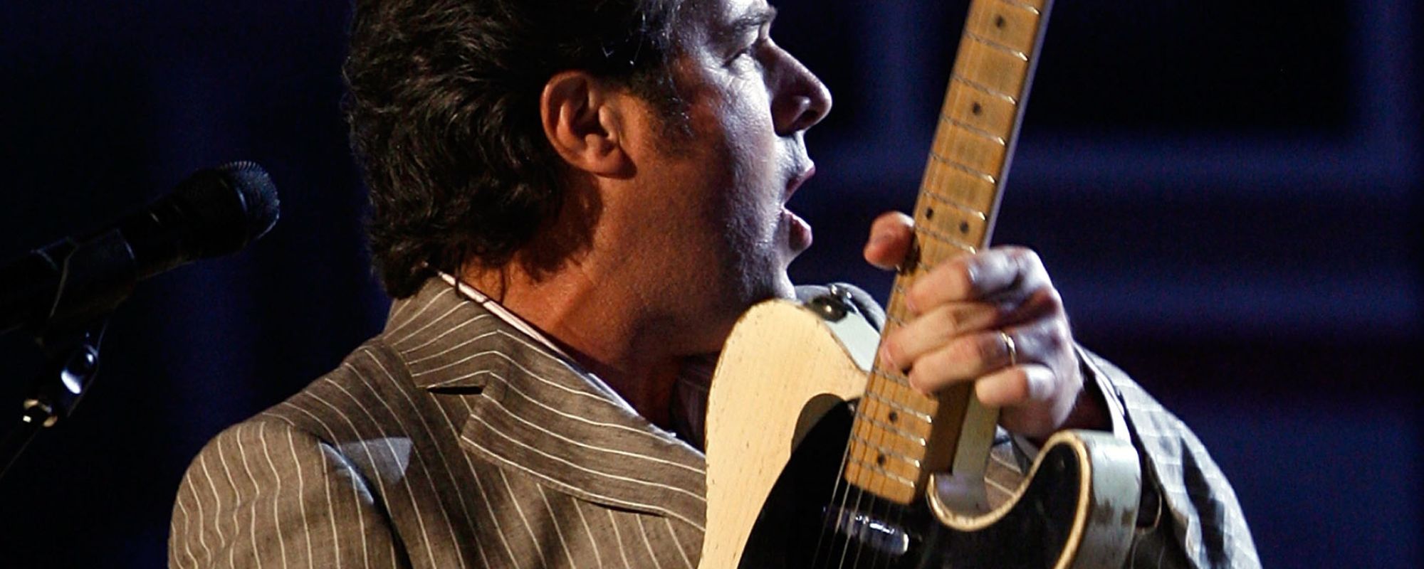 “لقد فهمتني حقًا”: ألقى فينس جيل نكتة رائعة حول هذا الجيتار الشهير، إلى جانب خدعة رائعة للغناء معه.