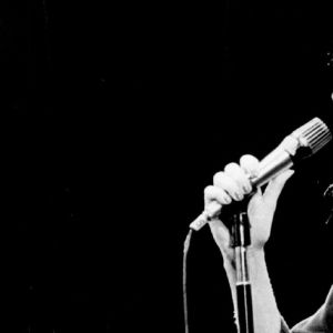 Linda Ronstadt performing in 1977