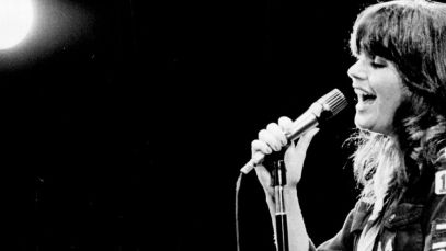 Linda Ronstadt performing in 1977