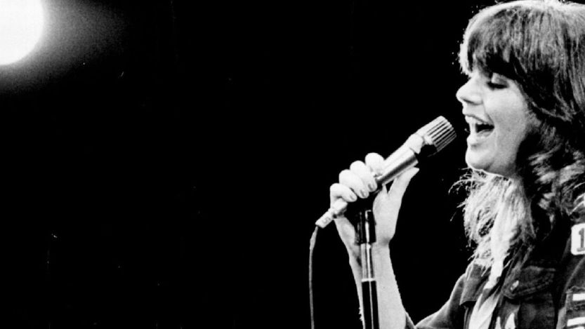 Linda Ronstadt performing in 1977