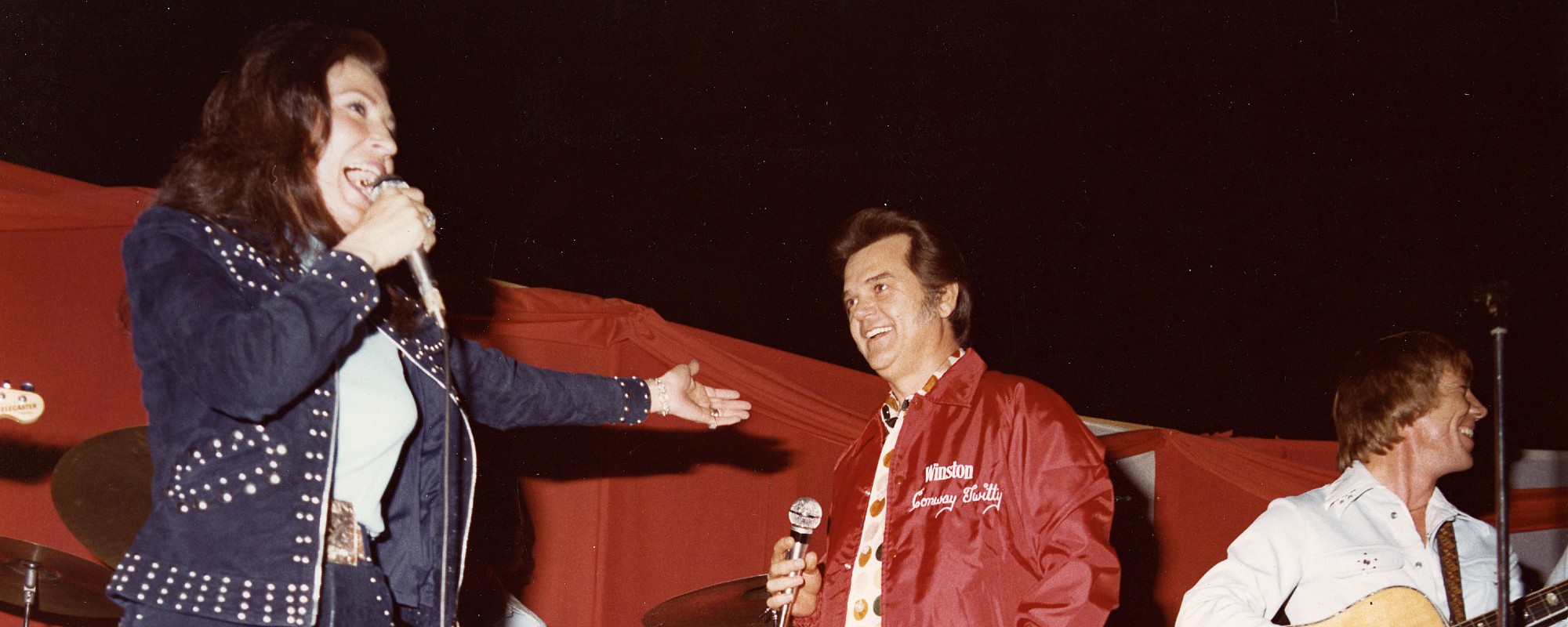 مزاجي دائمًا يكون أفضل بعد الاستماع إلى هذه الأغاني الريفية الثلاث من عام 1973