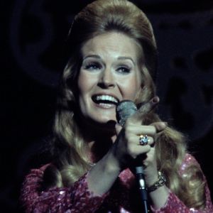 Lynn Anderson performing in 1970