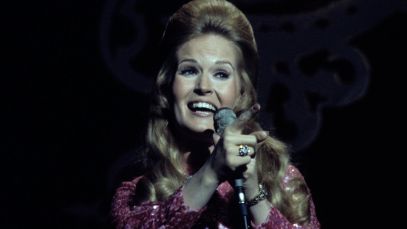 Lynn Anderson performing in 1970