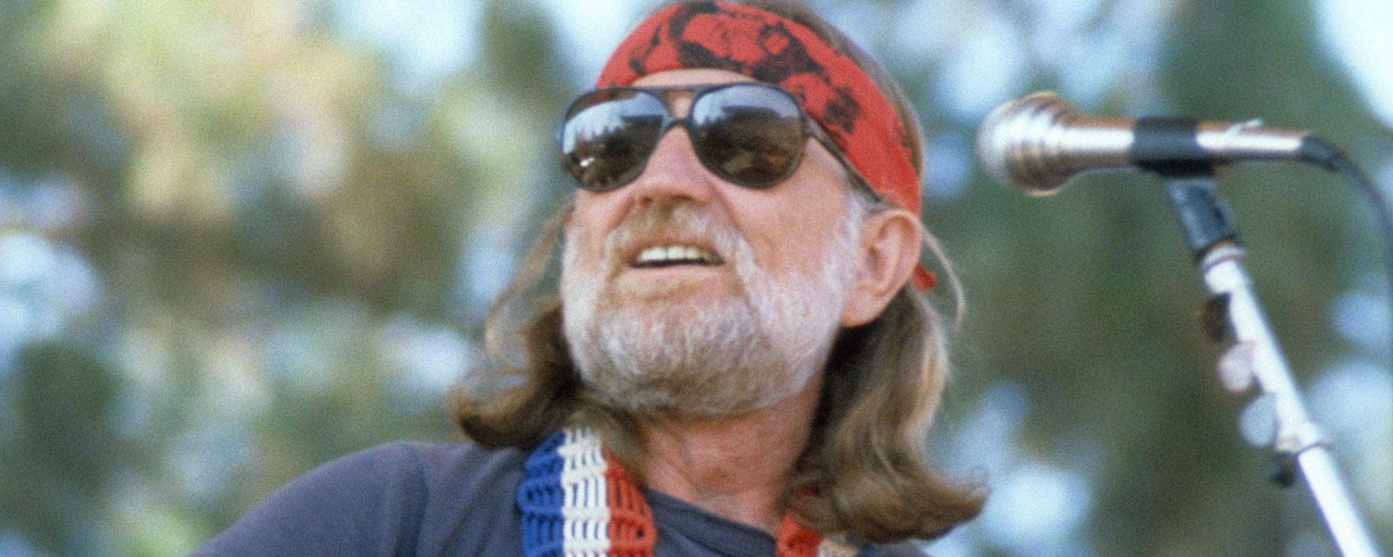 The Willie Nelson Classic That People Thought Was Written for Elvis Presley: “One Long Apology”