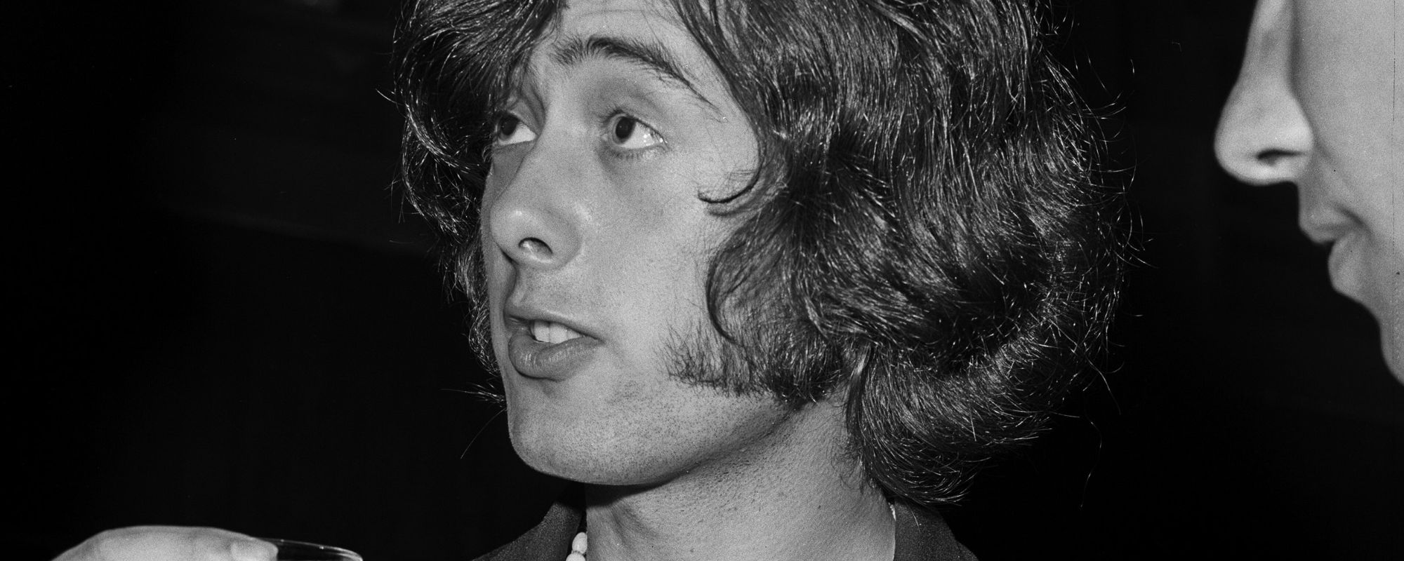 يتذكر جيمي بيج جلسة الاستوديو “الصادمة” التي انتهت بسقوط مغني على الأرض