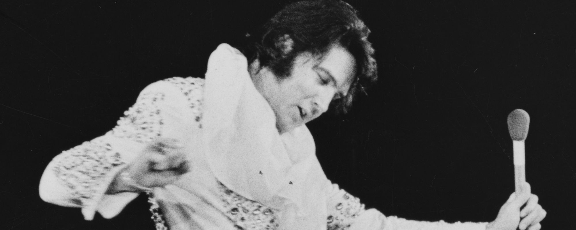 قبل 52 عامًا، يعود إلفيس بريسلي على خشبة المسرح إلى مسقط رأسه ليقدم عرضًا حائزًا على جائزة جرامي