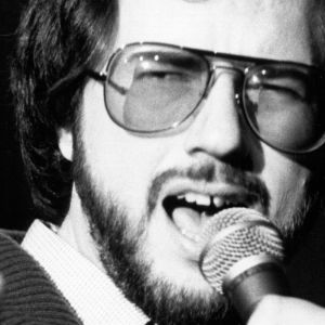 Rupert Holmes performing