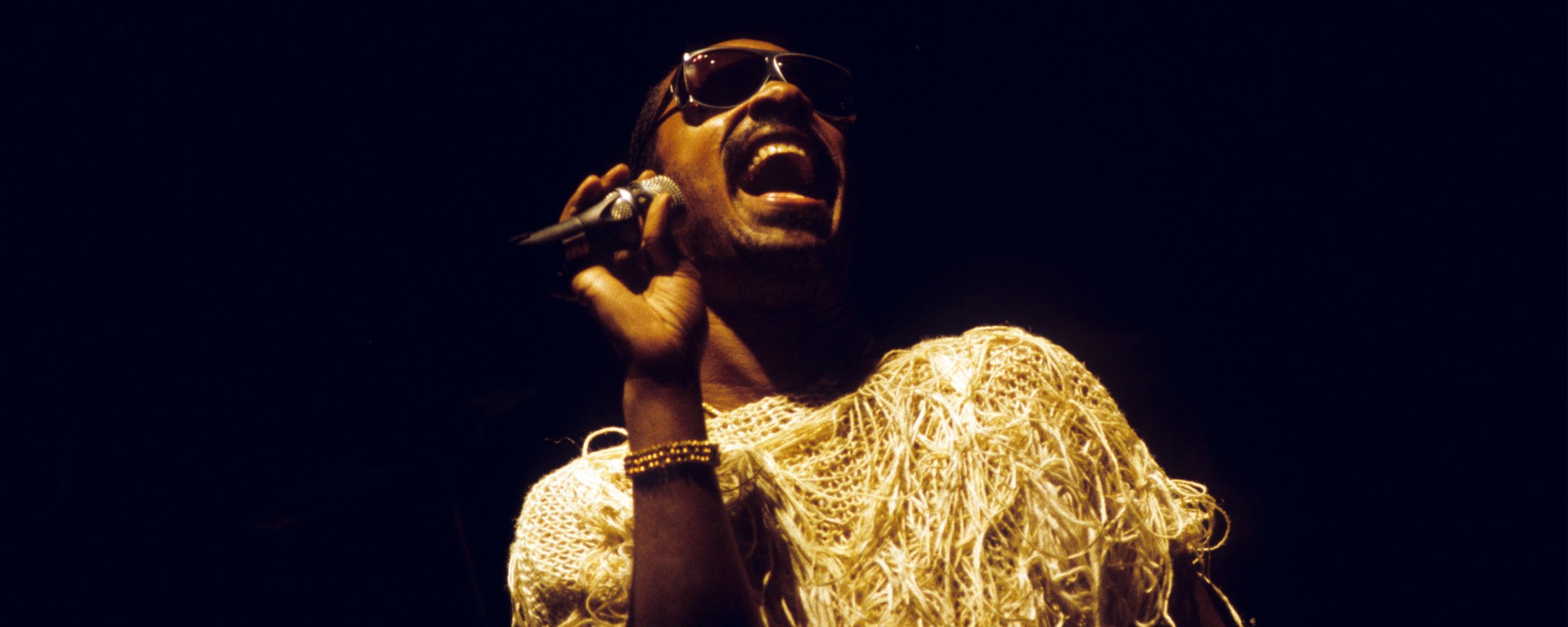 قام ستيفي ووندر بتوجيه فرقة البيتلز أثناء كتابة هذه الأغنية الضخمة