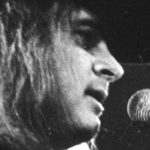 Ronnie Van Zant performing